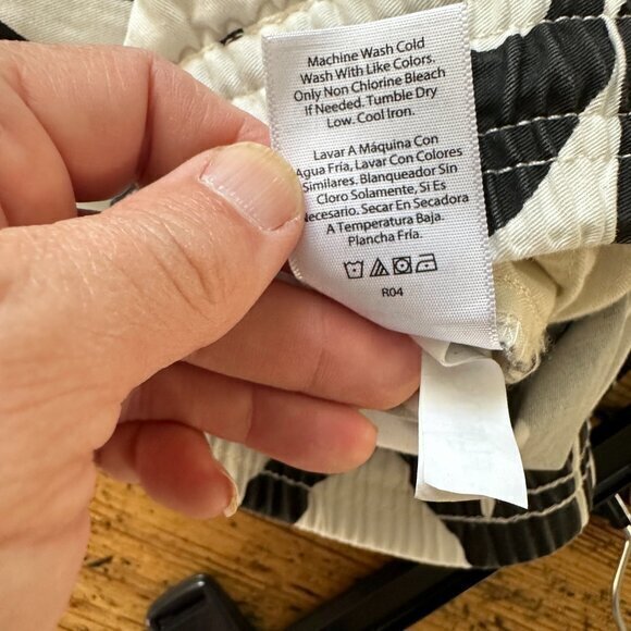 Free Assembly Black &amp; White Floral Shorts‎   Size X-Small - Picture 6 of 7